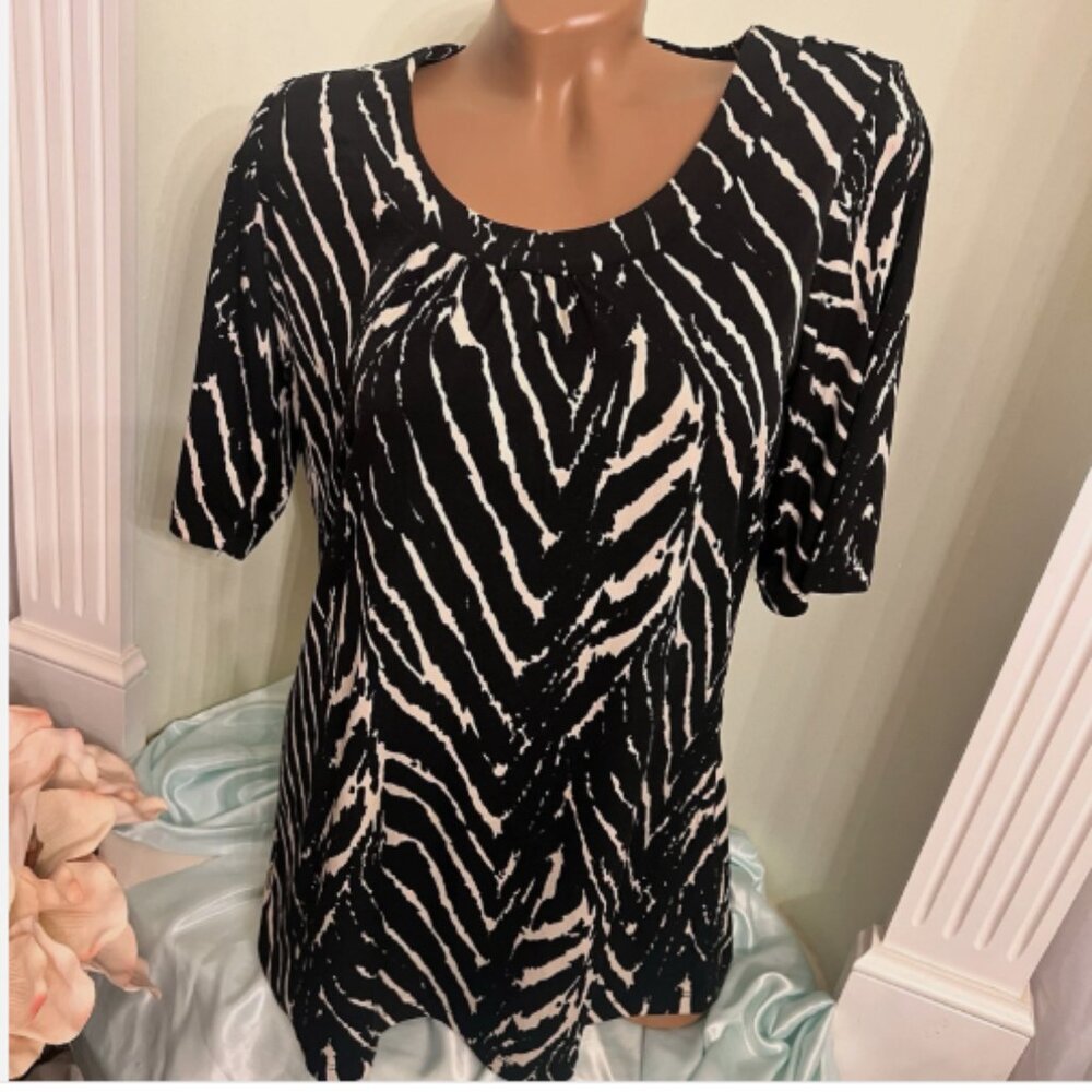 Susan Graver. Size Small. Cream and Black. Scoop Neck. 1/2 Sleeve Zebra B120